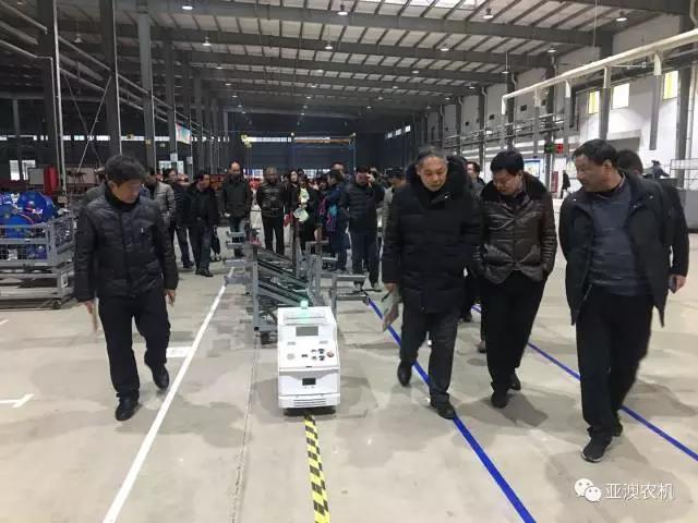  各級(jí)領(lǐng)導(dǎo)觀摩總裝配線(xiàn)的AGV智能搬運(yùn)車(chē)