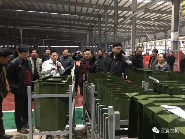  各級(jí)領(lǐng)導(dǎo)參觀亞澳粉體智能涂裝產(chǎn)線(xiàn)